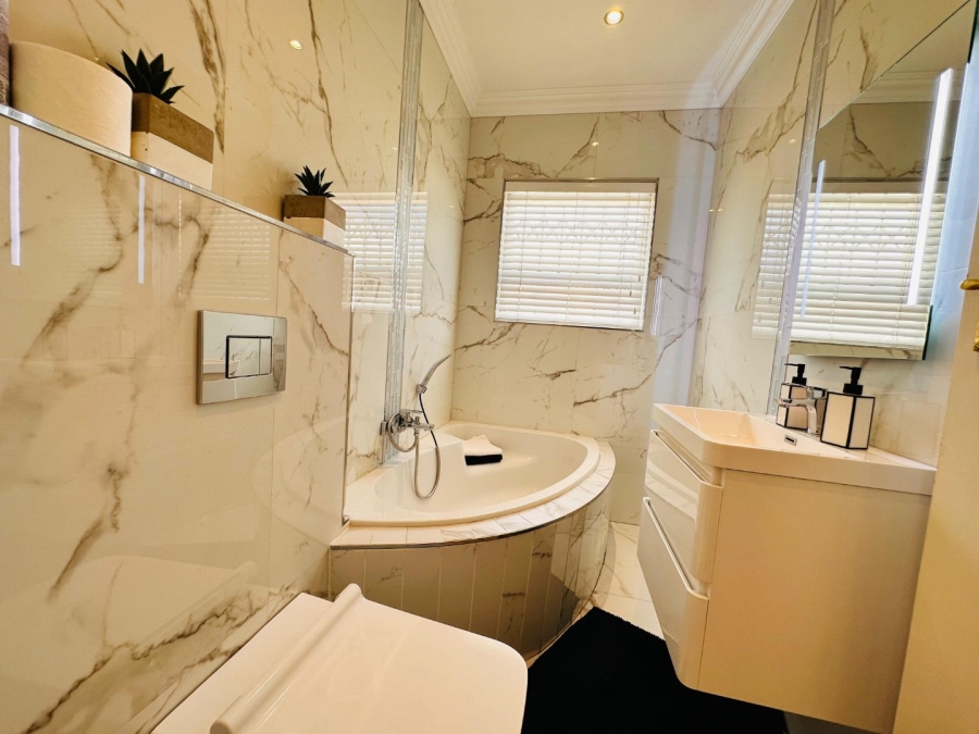 4 Bedroom Property for Sale in Flamingo Vlei Western Cape